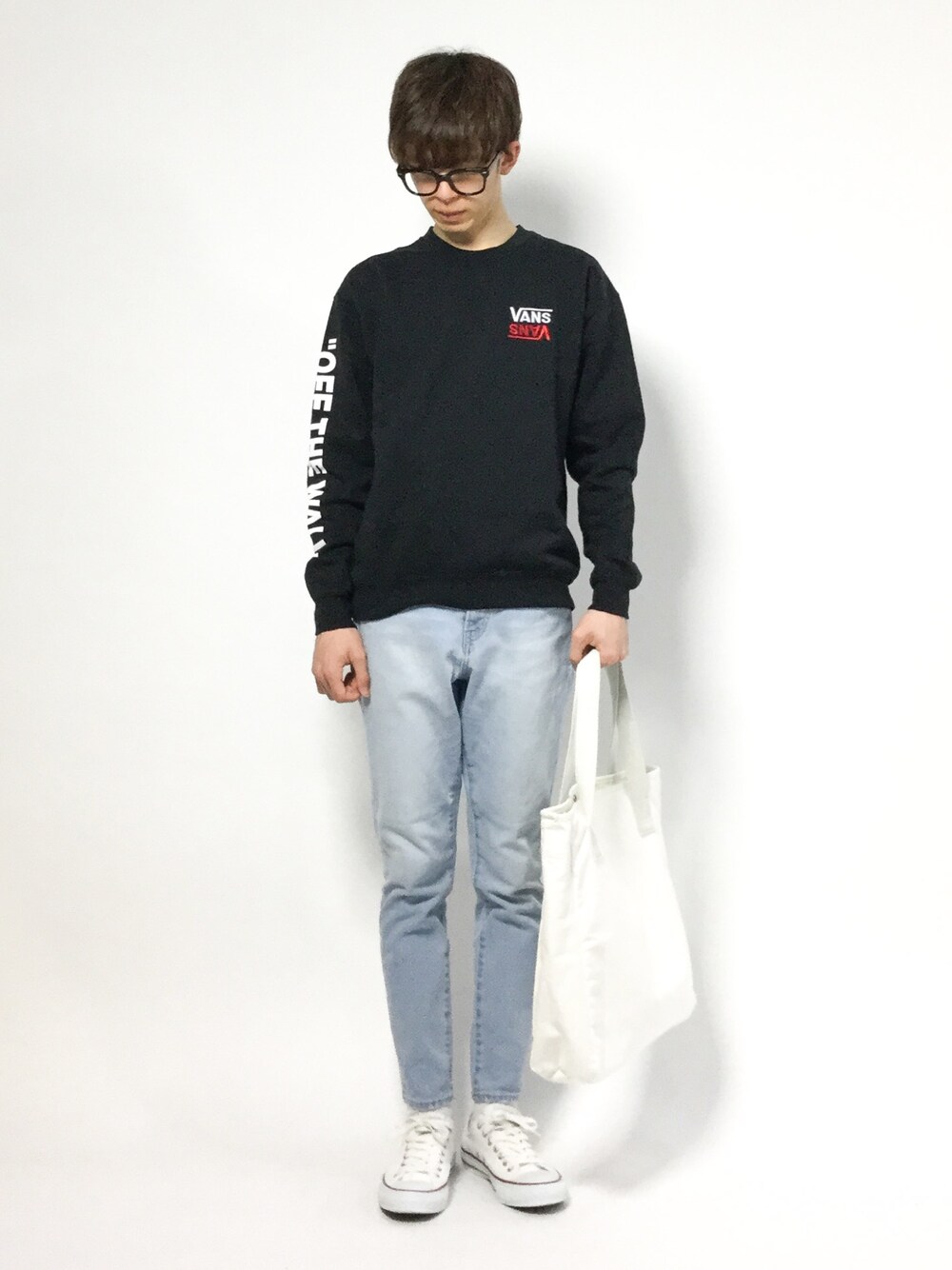 ブルー系のデニムパンツ、ブラック系のスウェットを着用したメンズの冬コーディネートの1枚目の写真