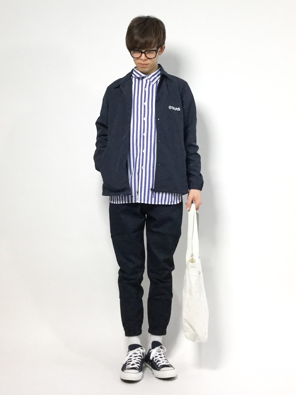 「カジュアル、シンプル、spring、ストライプシャツ、ナイロンジャケット、シンプルコーデ、春コーデ、ブルーコーデ、カジュアルコーデ、menswear」｜「MANGROVEの【MANGROVE】ハイパーストレッチツイルジョガーパンツ（その他パンツ、ブルー系）」を使った、hiroさん（メンズ・174cm）の冬コーディネートの1枚目の写真