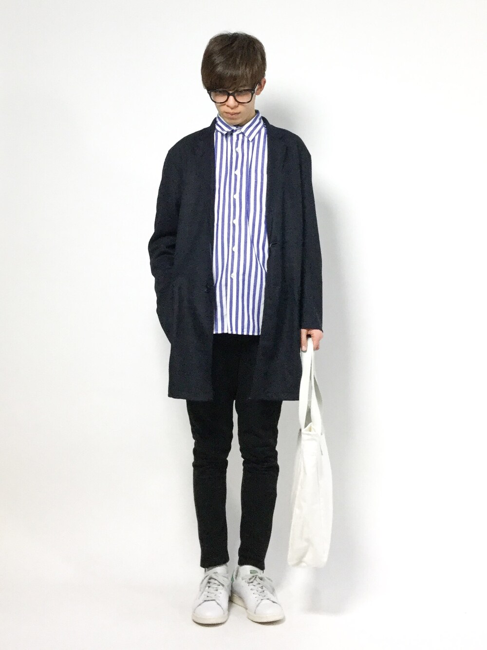 ブラック系のスウェットパンツ、ブルー系のシャツ/ブラウス、ブルー系のチェスターコートを着用したメンズの春コーディネートの1枚目の写真