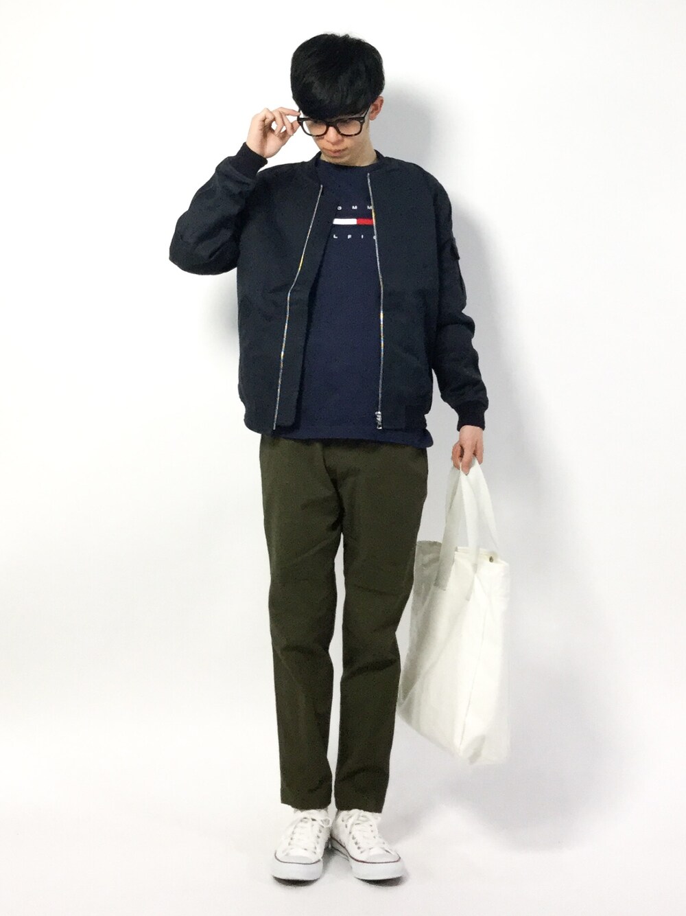 「コンバース、アウター、カーキ、春アウター、休日コーデ、春、カーキパンツ、春コーデ、カジュアルコーデ、オトナカジュアル」｜「green label relaxingのCM STRC チノ ユーティリティー パンツ テーパード（チノパンツ、グリーン系）」を使った、hiroさん（メンズ・174cm）の春コーディネートの1枚目の写真