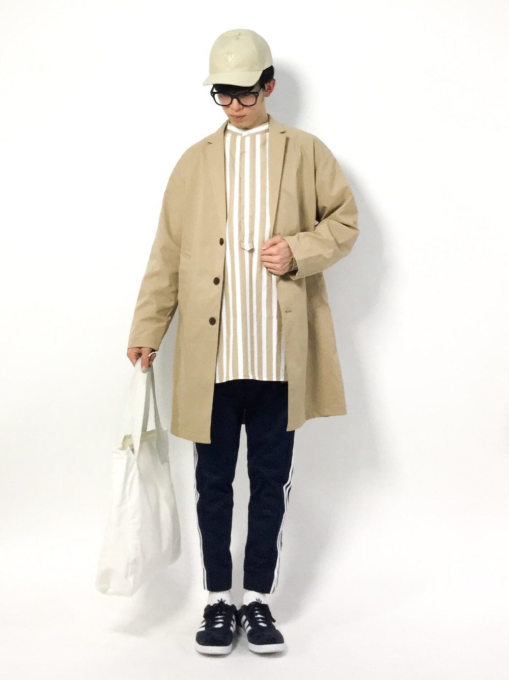 「ベージュ、ストライプシャツ、休日コーデ、トラックパンツ、春、春服、ベージュコーデ、春コーデ、お花見、ラインパンツ」｜「adidas Originalsの＜adidas originals＞ SNAP PANTS/トラックパンツ（その他パンツ、ブルー系）」を使った、hiroさん（メンズ・174cm）の春コーディネートの1枚目の写真