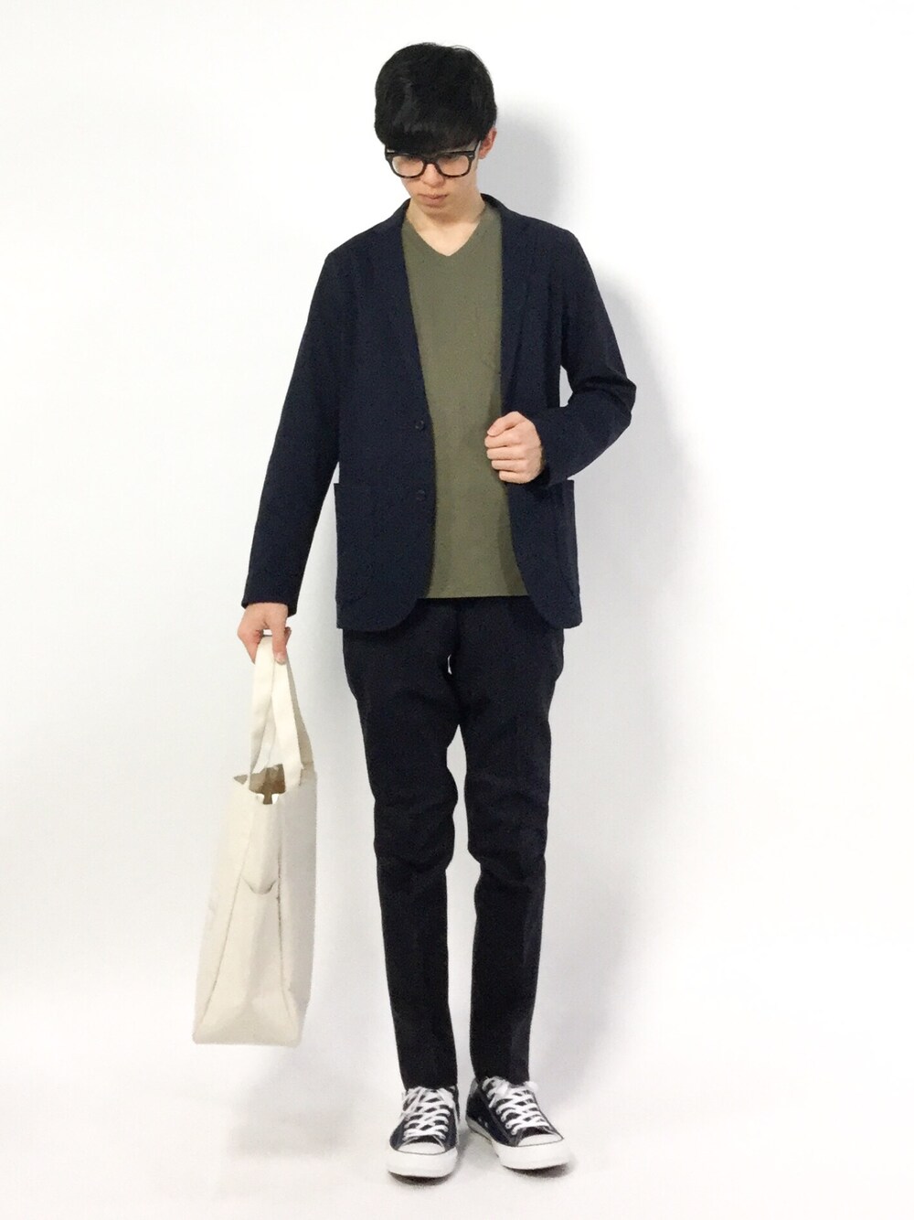 ブルー系のその他パンツ、ブルー系のテーラードジャケット、グリーン系のTシャツ/カットソーを着用したメンズの春コーディネートの1枚目の写真