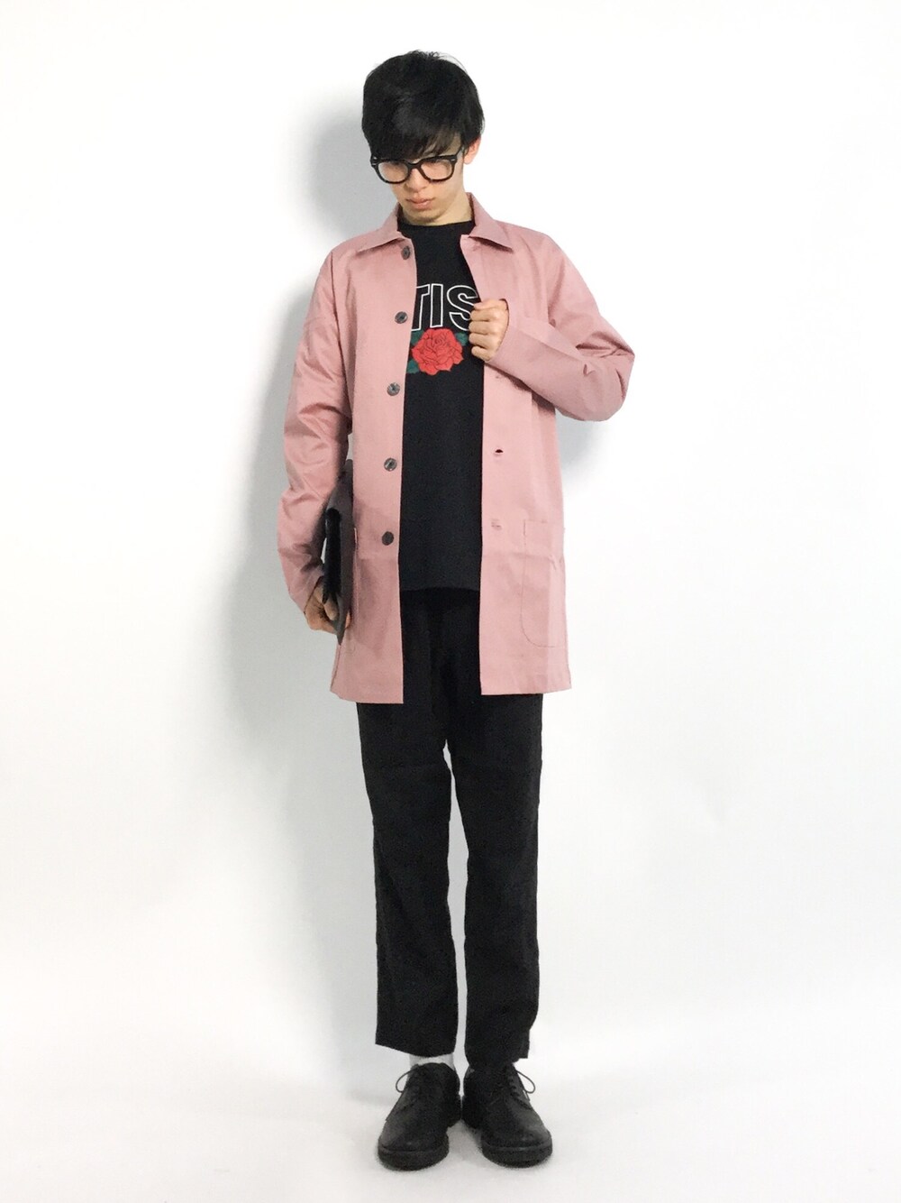 「コート、アウター、ピンク、ステンカラーコート、黒、春アウター、春服、春コーデ、黒パンツ、オトナカジュアル」｜「WEGOのWEGO/フランスリネンペグトップパンツ（その他パンツ、ブラック系）」を使った、hiroさん（メンズ・174cm）の春コーディネートの1枚目の写真
