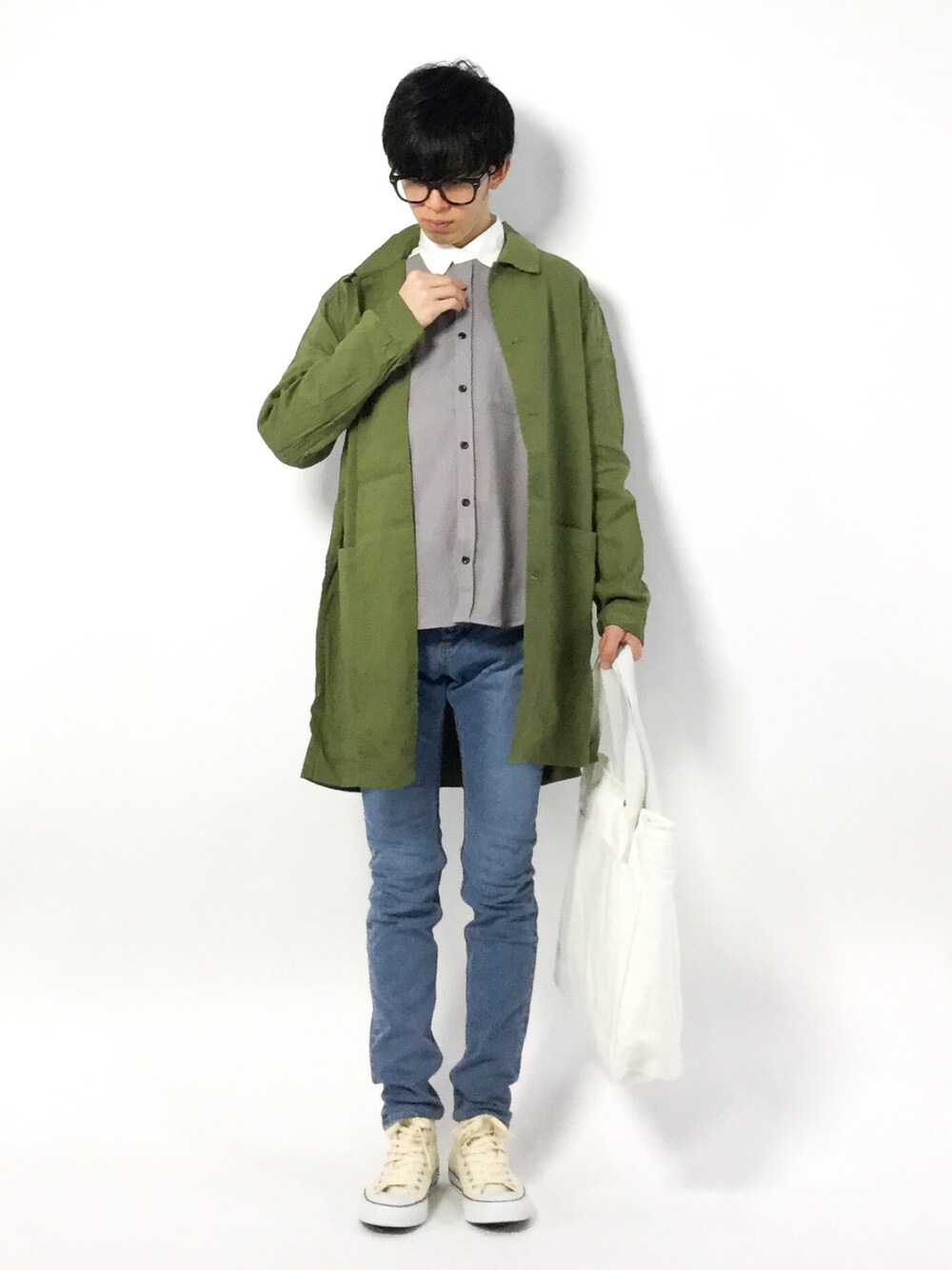 「アウター、カジュアル、白シャツ、ステンカラーコート、カーキ、デニムパンツ、カーキアウター、春服、春コーデ、オトナカジュアル」｜「BEAUTY&YOUTH UNITED ARROWSの【WEB限定】 by ジェギンス デニムパンツ（デニムパンツ、ブルー系）」を使った、hiroさん（メンズ・174cm）の春コーディネートの1枚目の写真