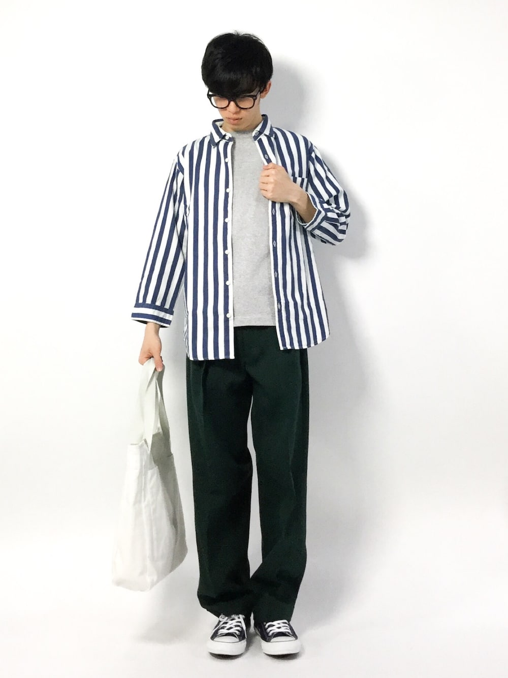 「コンバース、カジュアル、グレー、デニムシャツ、ストライプシャツ、春服、スラックスパンツ、春コーデ、カジュアルコーデ、グレーTシャツ」｜「UNITED TOKYOのリボーン加工ワイド2タックスラックス（スラックス、グリーン系）」を使った、hiroさん（メンズ・174cm）の春コーディネートの1枚目の写真