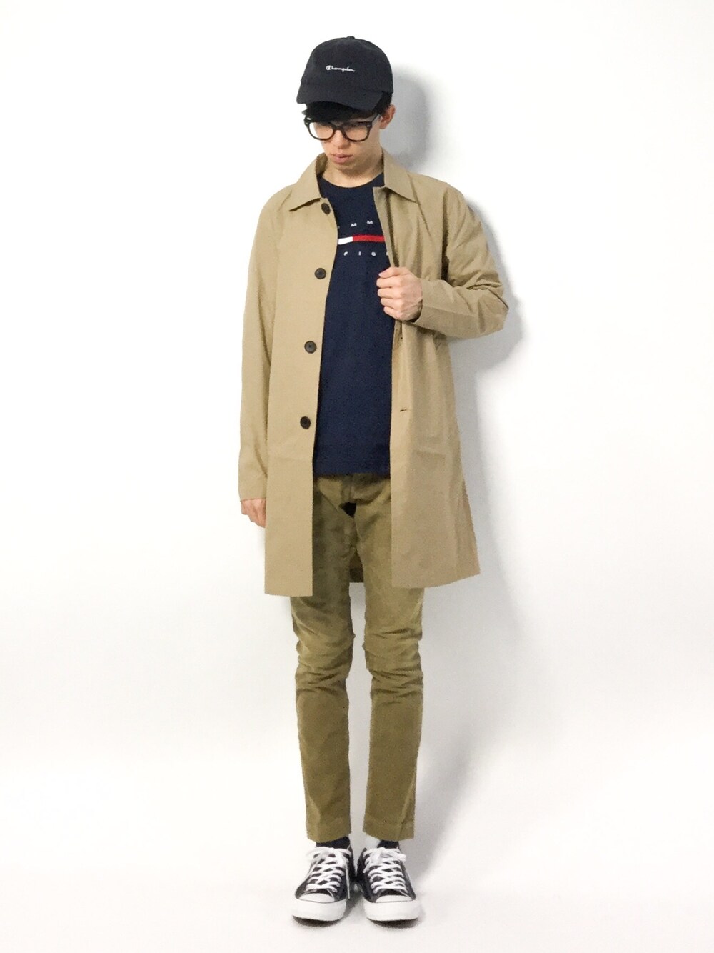 「コンバース、ステンカラーコート、ベージュ、キャップ、コーデュロイパンツ、ベージュのチノパン、春服、スプリングコート、春コーデ、TOMMY HILFIGER」｜「CONVERSEのconverse コンバース  ALL STAR 100 COLORS OX オールスター　１００　カラーズ　オックス 32861795 NAVY（スニーカー、ブルー系）」を使った、hiroさん（メンズ・174cm）の春コーディネートの1枚目の写真