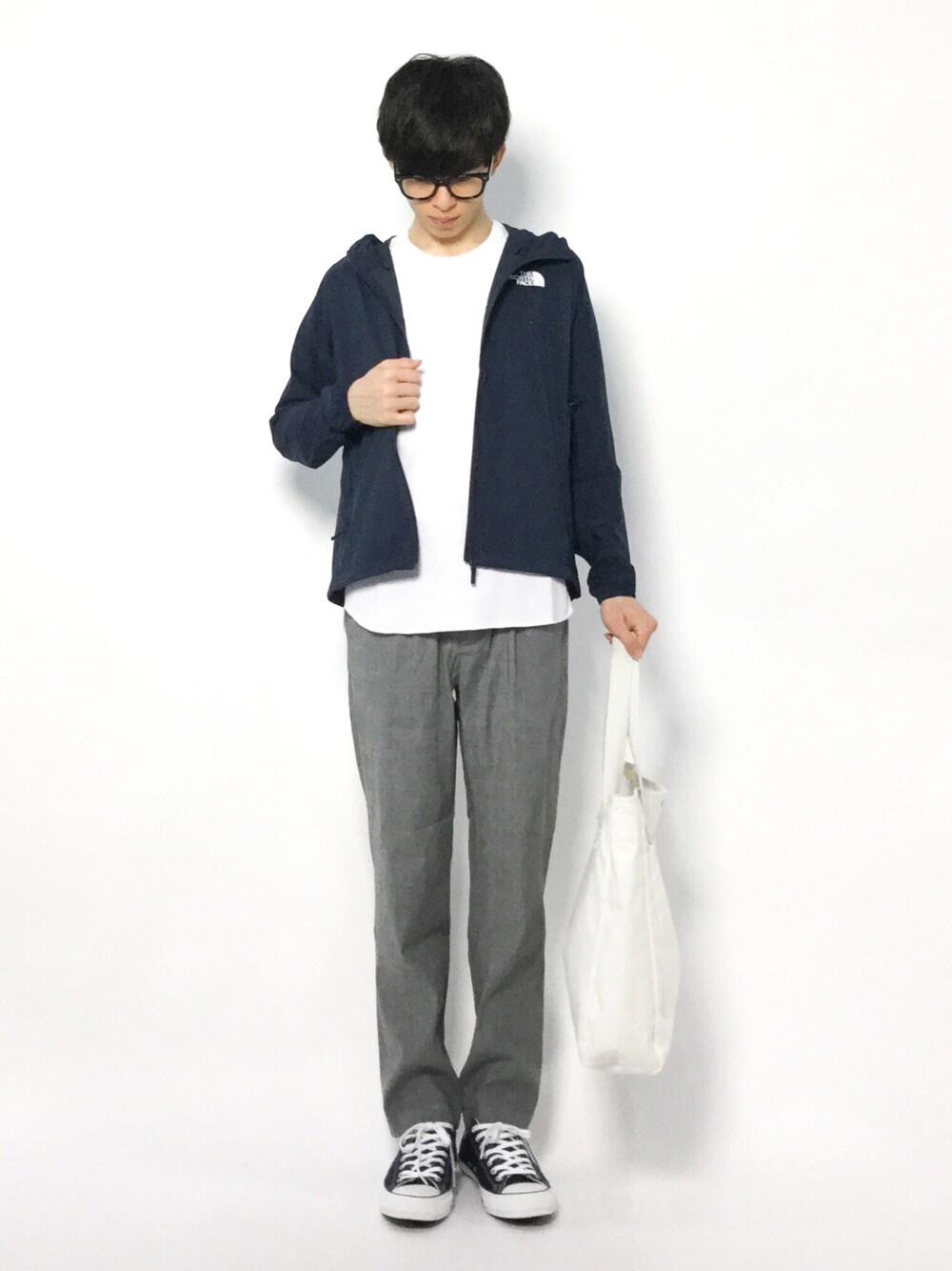 ブルー系のスニーカー、グレー系のその他パンツ、ホワイト系のTシャツ/カットソーを着用したメンズの春コーディネートの1枚目の写真
