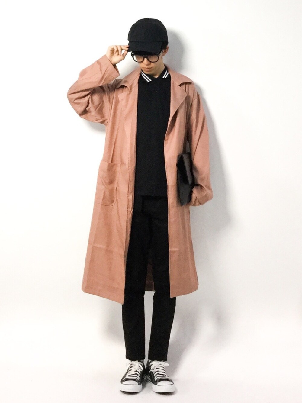 「コンバース、ピンク、キャップ、黒、ポロシャツ、春、スプリングコート、ガウンコート、春コーデ、黒スキニー」｜「SOCIAL WEARのスプリングガウンコート（ステンカラーコート、ピンク系）」を使った、hiroさん（メンズ・174cm）の春コーディネートの1枚目の写真