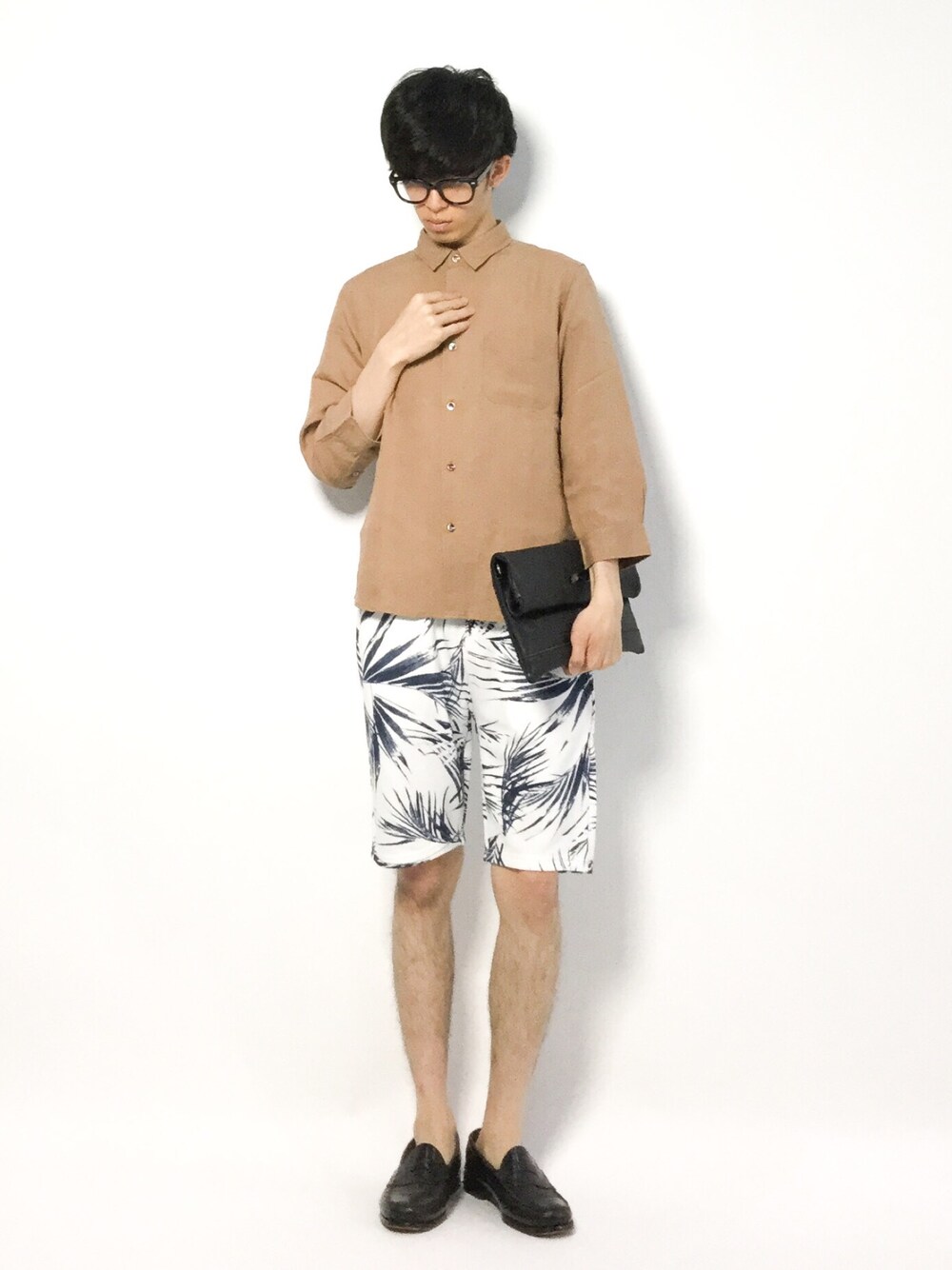 「スウェットパンツ、夏、クラッチバッグ、ショートパンツ、ローファー、ショーパン、ハーフパンツ、短パン、夏コーデ、リネンシャツ」｜「HAREのリネンシャツ8部袖(HARE)（シャツ/ブラウス、ブラウン系）」を使った、hiroさん（メンズ・174cm）の夏コーディネートの1枚目の写真
