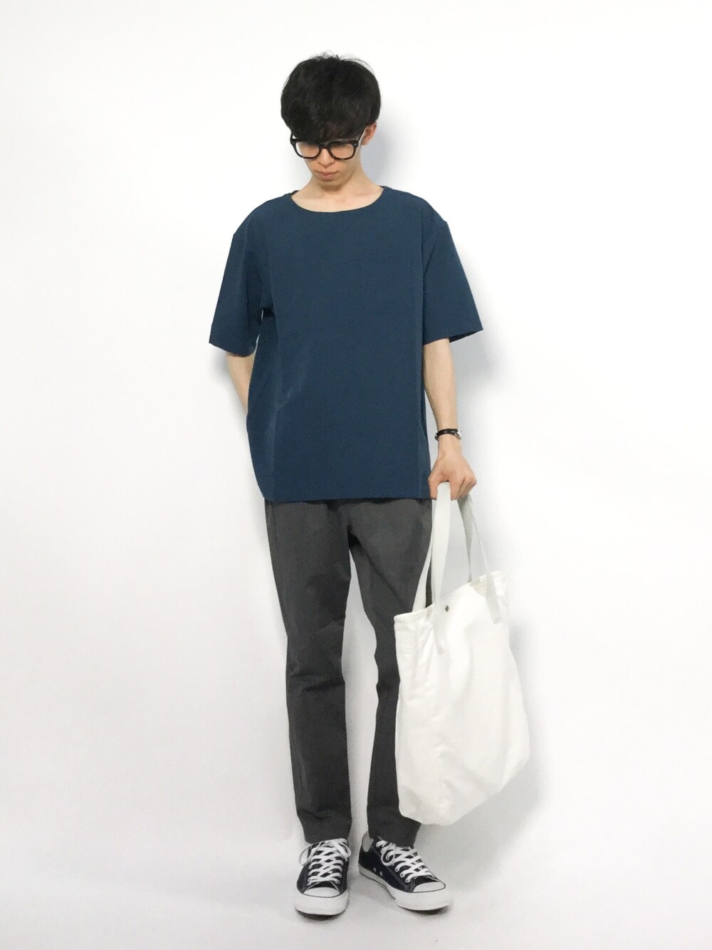 ブルー系のスニーカー、グレー系のチノパンツ、グリーン系のシャツ/ブラウスを着用したメンズの夏コーディネートの1枚目の写真