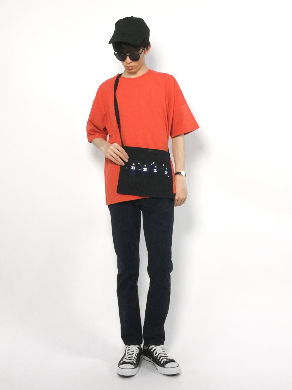 ブラック系のショルダーバッグ、オレンジ系のTシャツ/カットソー、ブルー系のその他パンツを着用したメンズの夏コーディネートの1枚目の写真