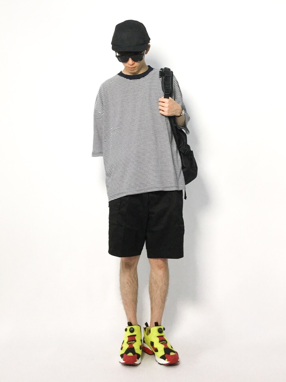 「ビッグシルエット、ボーダー、リュック、キャップ、ショートパンツ、黒、ハーフパンツ、夏コーデ、ストリートMIX、ビッグT」｜「NANO universeの：スエードライクＪＥＴ　ＣＡＰ　合成皮革（キャップ、ブラック系）」を使った、hiroさん（メンズ・174cm）の夏コーディネートの1枚目の写真
