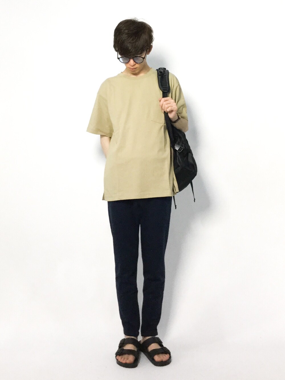 「リュック、ベージュ、ネイビー、黒、birkenstock、サンダル、イージーパンツ、夏コーデ、ポケットＴシャツ、ビッグT」｜「SHIPS JET BLUEのSHIPS JET BLUE: ベーシック USAコットン ポケットＴシャツ（Tシャツ/カットソー、ベージュ系）」を使った、hiroさん（メンズ・174cm）の夏コーディネートの1枚目の写真