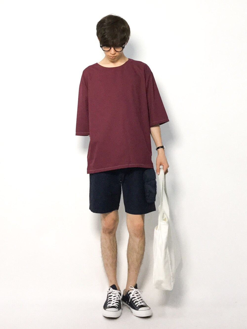ブルー系のカーゴパンツ、レッド系のシャツ/ブラウス、ブルー系のスニーカーを着用したメンズの夏コーディネートの1枚目の写真