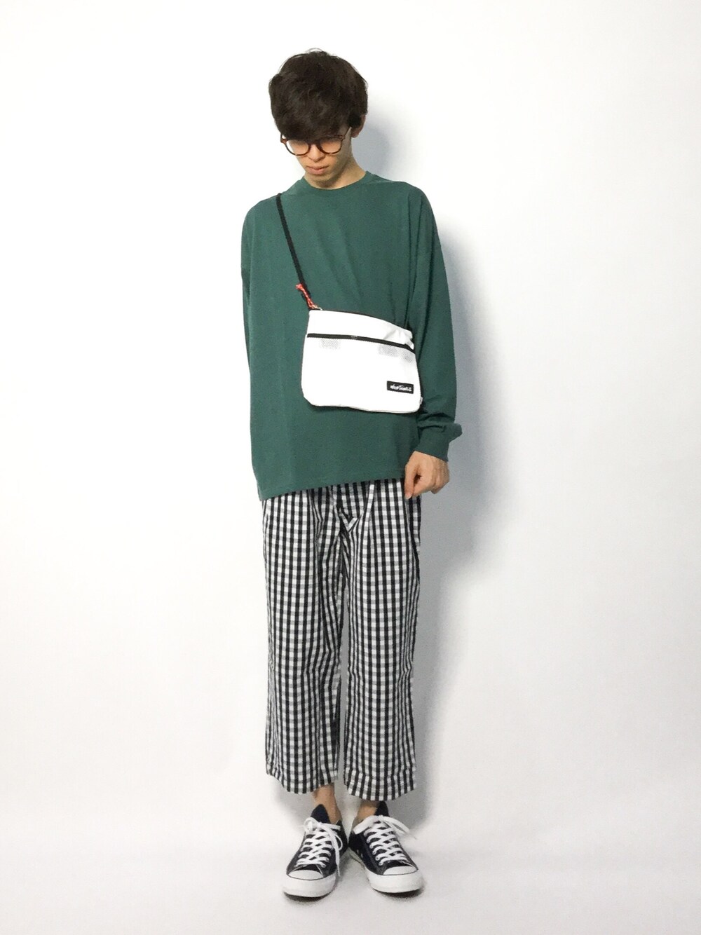 ホワイト系のショルダーバッグ、グリーン系のTシャツ/カットソー、ブルー系のその他パンツを着用したメンズの秋コーディネートの1枚目の写真
