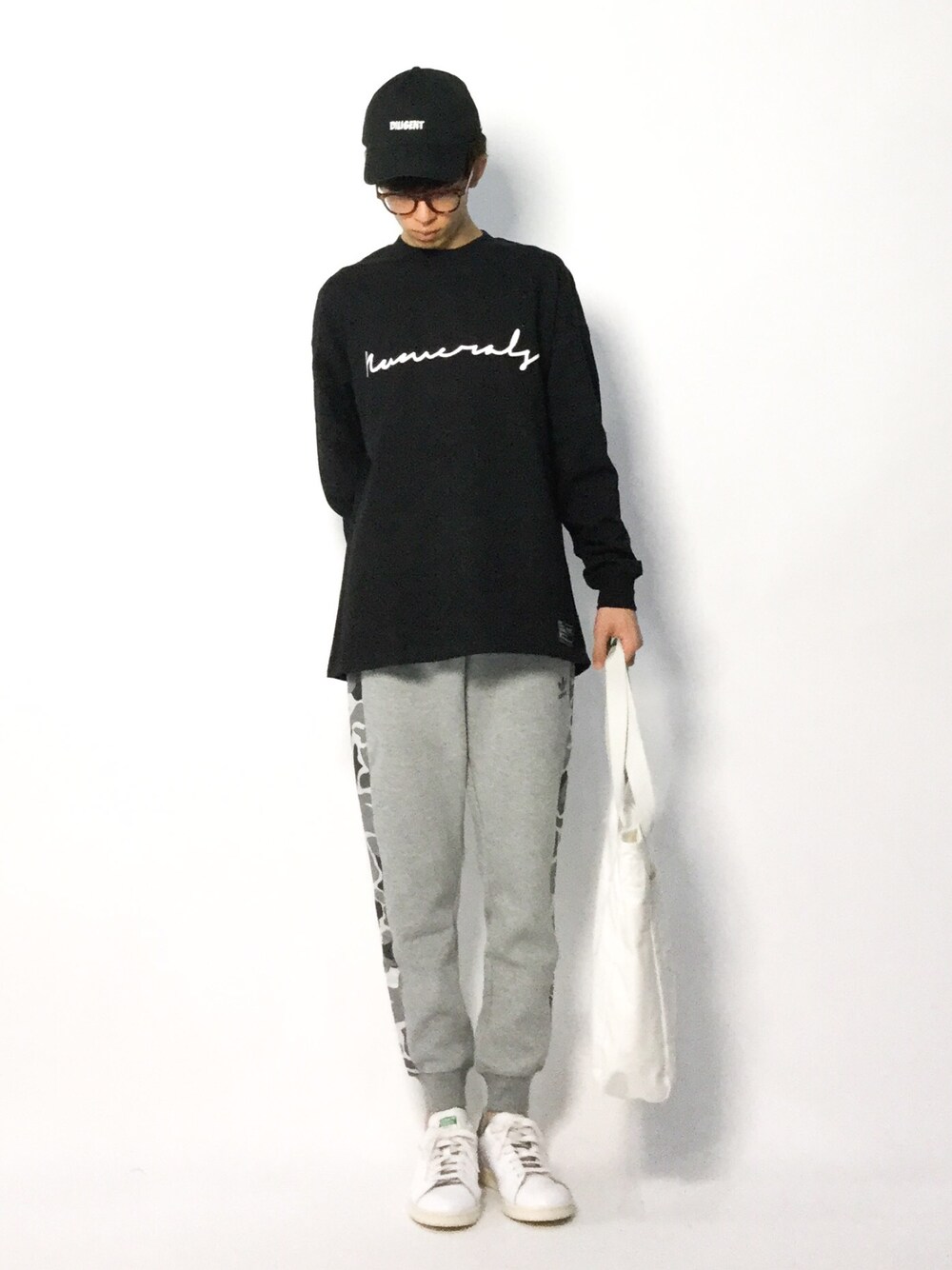 「スニーカー、グレー、キャップ、ストリート、黒、ロンT、トラックパンツ、スタンスミス、秋コーデ、ラインパンツ」｜「Johnbull Private laboの【Johnbull×kenji nakayama】DILIGENTキャップ（キャップ、ブラック系）」を使った、hiroさん（メンズ・174cm）の秋コーディネートの1枚目の写真