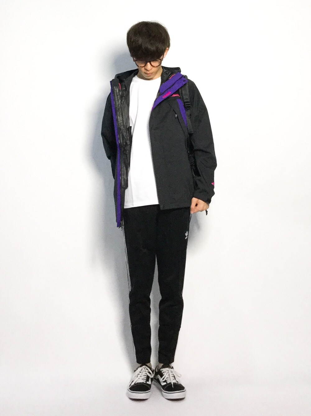 「スニーカー、マウンテンパーカー、リュック、秋のコーデ、ストリート、黒、トラックパンツ、白Tシャツ、秋、ラインパンツ」｜「FINAL FANTASY Record Keeper × ZOZOTOWNのFINAL FANTASY  Record Keeper × ZOZOTOWN Tシャツ3（Tシャツ/カットソー、ホワイト系）」を使った、hiroさん（メンズ・174cm）の秋コーディネートの1枚目の写真