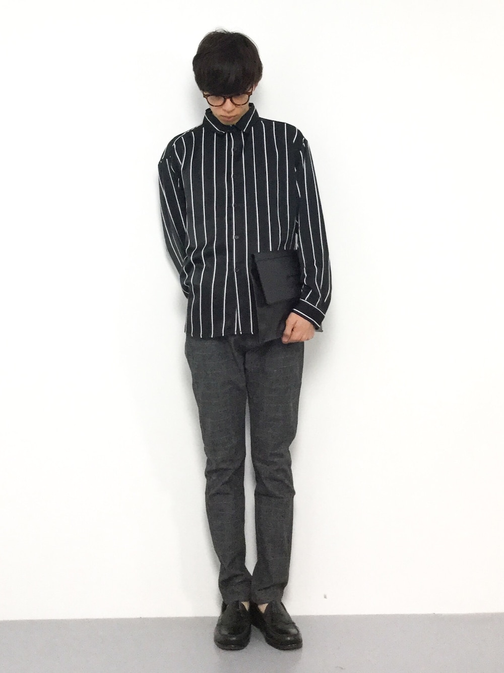 ブラック系のシャツ/ブラウス、グレー系のチノパンツを着用したメンズの秋コーディネートの1枚目の写真