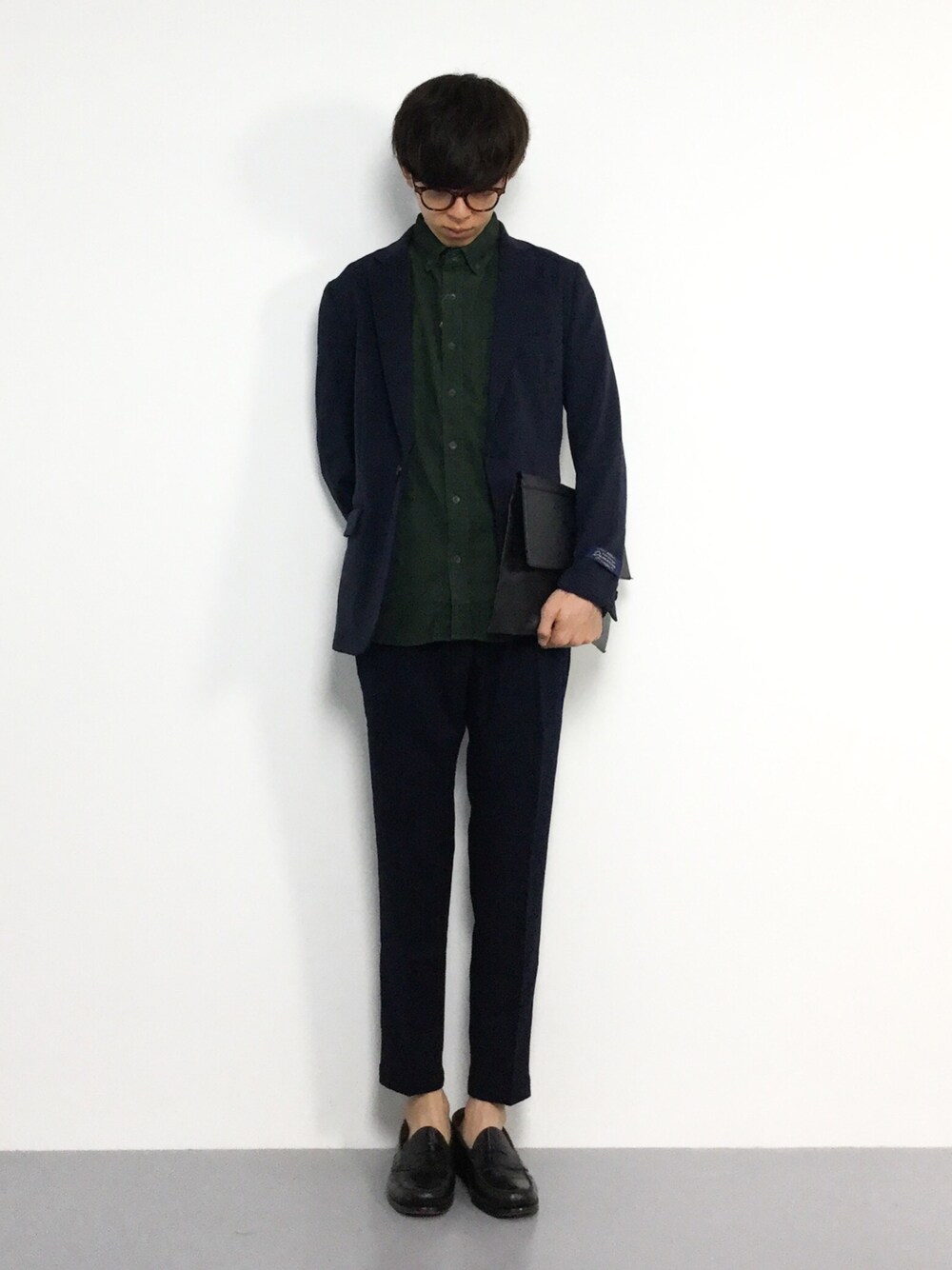 ブルー系のその他パンツ、グリーン系のシャツ/ブラウス、ブルー系のテーラードジャケットを着用したメンズの秋コーディネートの1枚目の写真