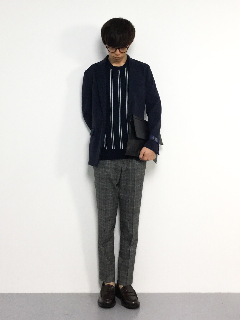 ブルー系のテーラードジャケット、ブルー系のTシャツ/カットソー、その他のスラックスを着用したメンズの秋コーディネートの1枚目の写真