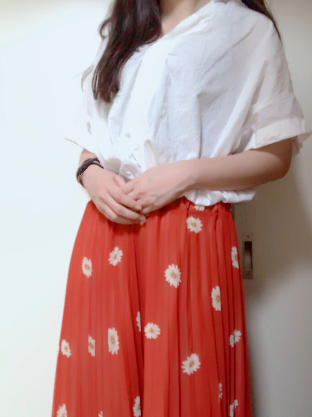 「夏コーデ、シャツスタイル、白シャツ、summer」｜「dazzlinのマーガレット柄プリーツパンツ（その他パンツ、レッド系）」を使った、yuk.さん（レディース・156cm）の夏コーディネートの1枚目の写真