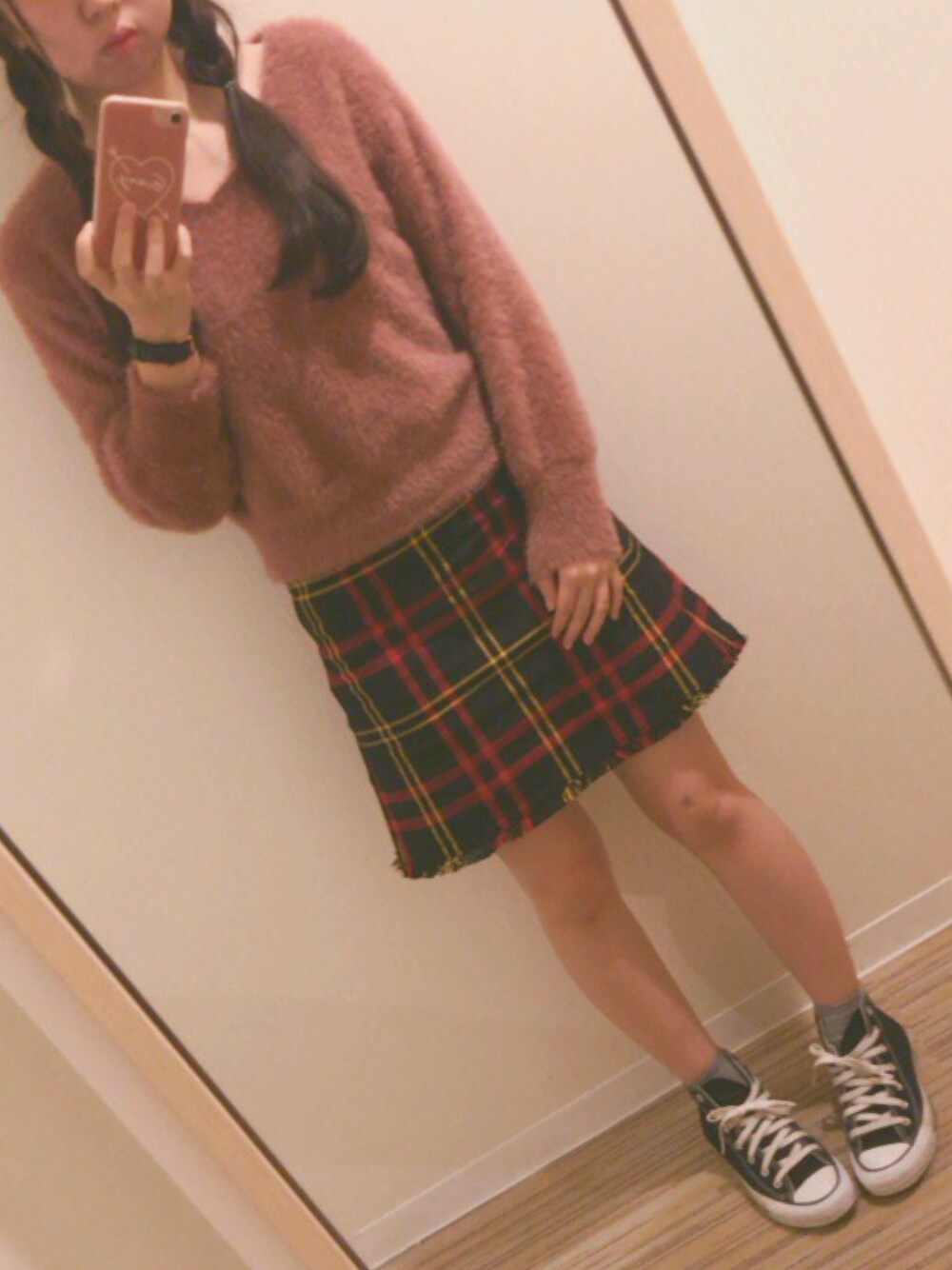 「GU、ootd、ガーリー、ニット、ピンク」｜「CONVERSEのconverse（コンバース） ALL STAR HI（オールスターHI）（スニーカー、ブラック系）」を使った、yuk.さん（レディース・156cm）の秋コーディネートの1枚目の写真
