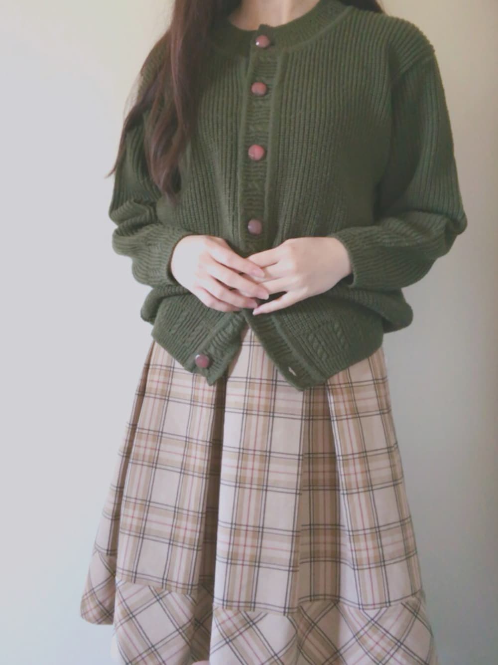 「カーディガン、ootd、プレッピー、古着、プチプラ、冬、モスグリーン」｜「usedのアイテム（カーディガン/ボレロ、グリーン系）」を使った、yuk.さん（レディース・156cm）の冬コーディネートの1枚目の写真