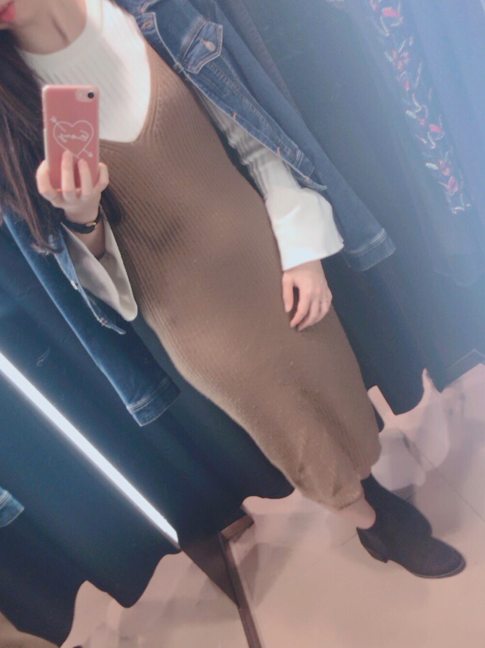 「ニットワンピース、ootd、カジュアル、ブラウン、シンプルコーデ」｜「REDYAZELの【雑誌掲載アイテム】ベーシックGジャン（デニムジャケット、ブルー系）」を使った、yuk.さん（レディース・156cm）の冬コーディネートの1枚目の写真