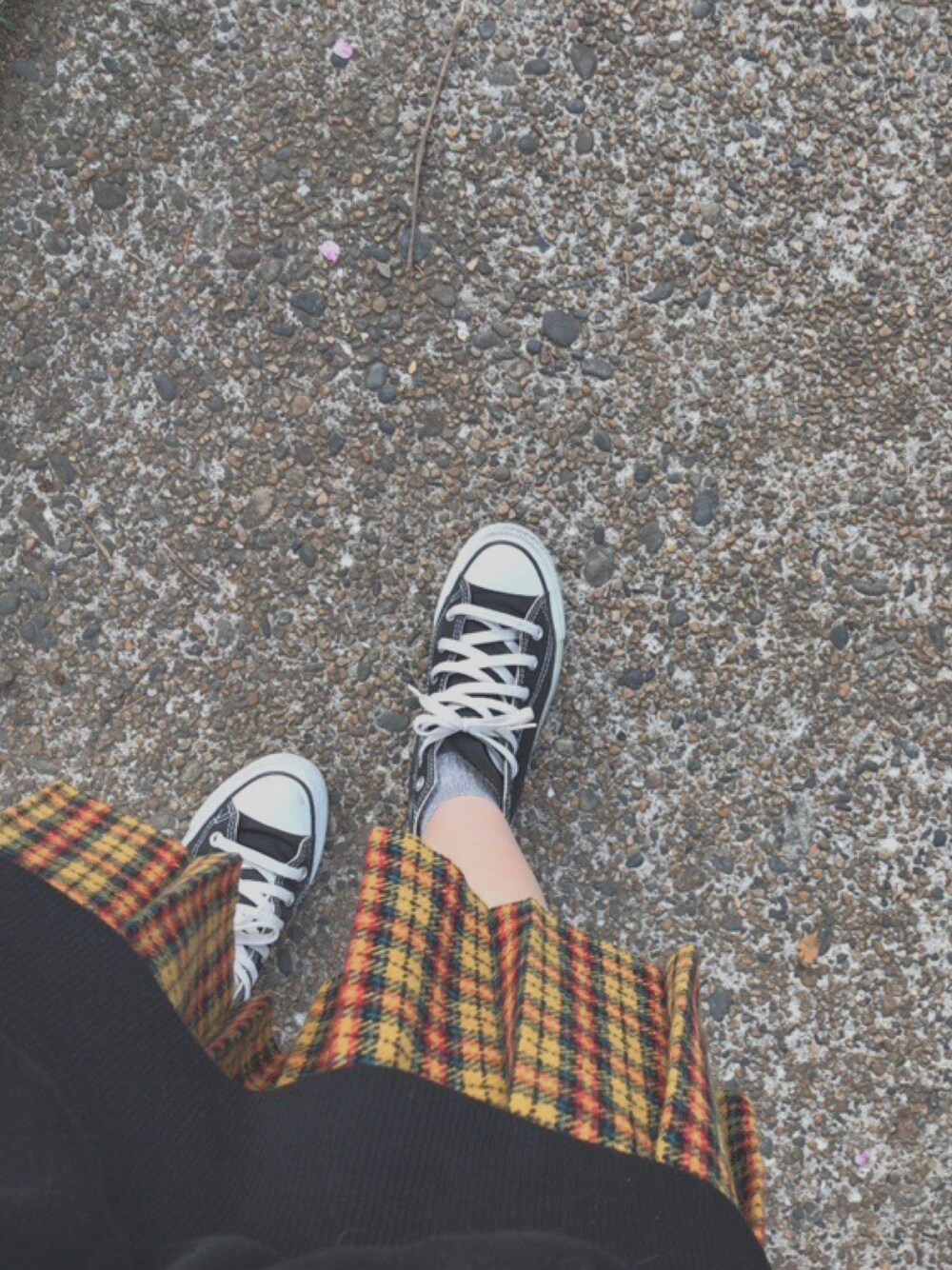 「古着、used、ootd、ラフ、チェックスカート、レトロ、vintage」｜「CONVERSEのアイテム（スニーカー、ブラック系）」を使った、yuk.さん（レディース・156cm）の春コーディネートの1枚目の写真