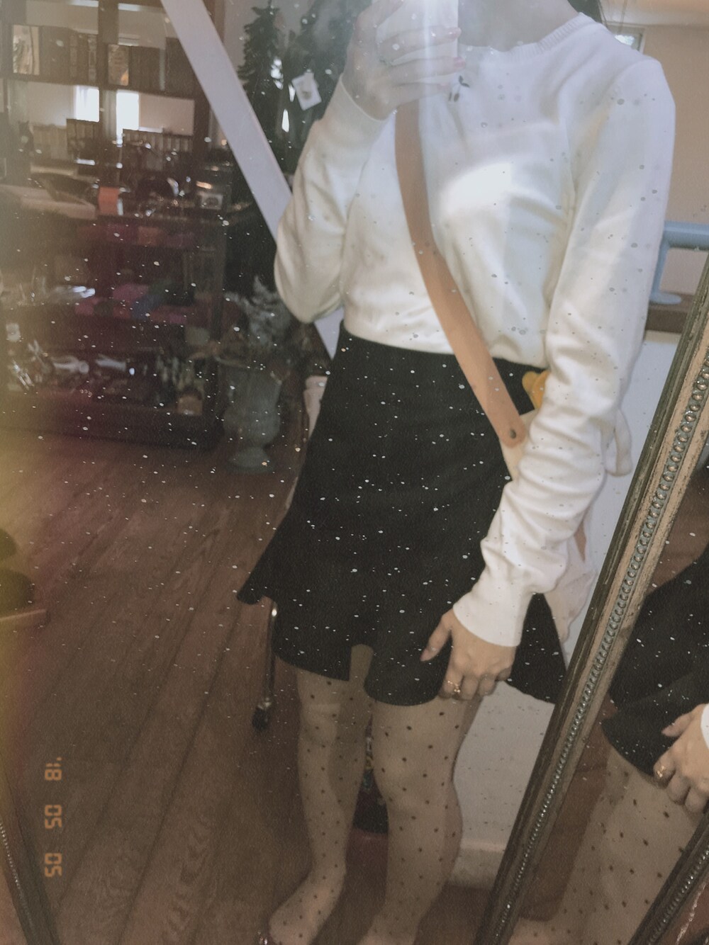 「ootd、TRIP、drive、那須、英国、ガーリー、monotone」｜「ChicoのBACKボタンチビニット（ニット/セーター、ホワイト系）」を使った、yuk.さん（レディース・156cm）の春コーディネートの1枚目の写真