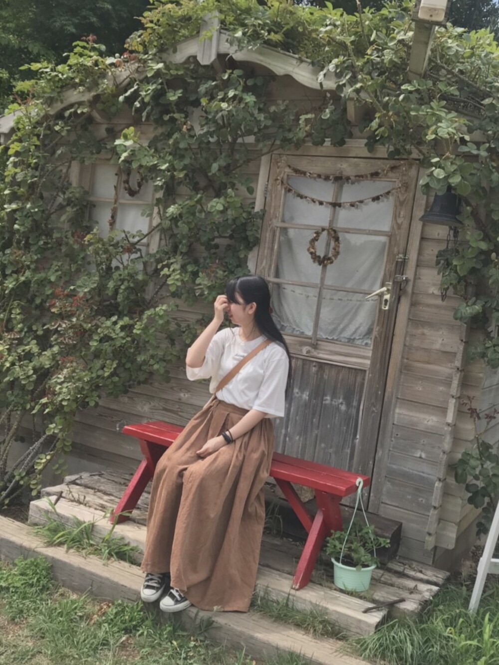 「ootd、シンプル、カジュアル、コーデュロイ、ラクチンコーデ、コンバース、Tシャツ、who's who chico」｜「Chicoのロゴ刺繍ビッグ半袖Tシャツ（Tシャツ/カットソー、ホワイト系）」を使った、yuk.さん（レディース・156cm）の夏コーディネートの1枚目の写真