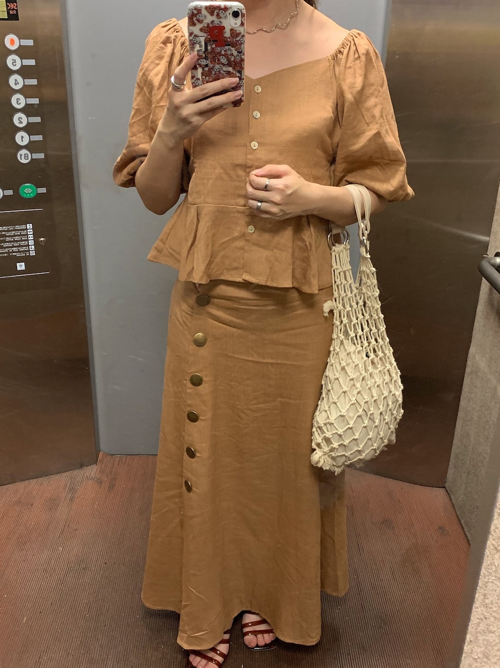 「秋のカフェオレコーデ、ootd、who's who chico、休日スタイル、秋コーデ、ブラウンコーデ、ベージュコーデ」｜「Chicoの前開きボタンスリットロングスカート（スカート、ベージュ系）」を使った、yuk.さん（レディース・156cm）の秋コーディネートの1枚目の写真