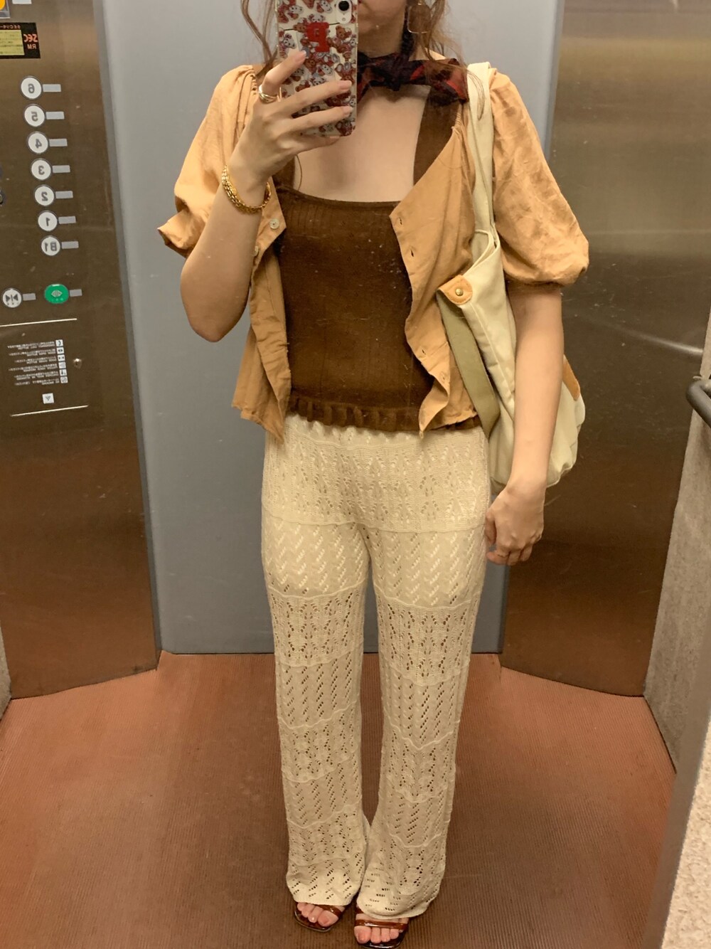 「秋コーデ、お洒落さんとつながりたい、ootd、パンツスタイル、秋色、ベージュ、who's who chico、E hyphen world gallary、ニットパンツ」｜「Chicoのパターンメッシュカーディガン＋キャミセット（カーディガン/ボレロ、ブラウン系）」を使った、yuk.さん（レディース・156cm）の秋コーディネートの1枚目の写真