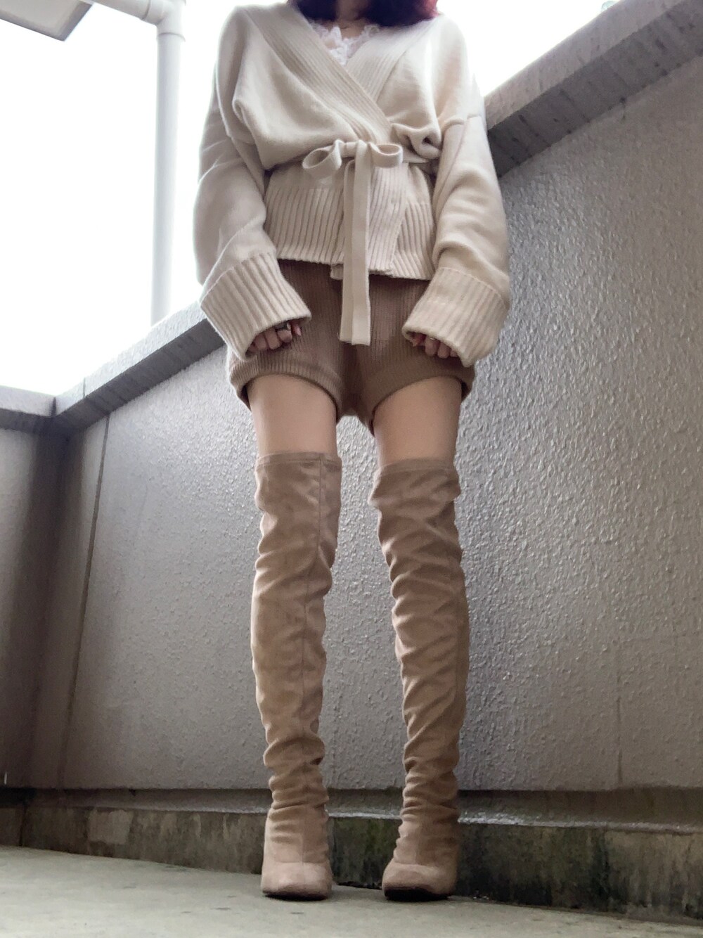 「秋コーデ、ワントーンコーデ、ベージュ、ootd、who's who chico、outfit、ベージュコーデ、ニットパンツ、カシュクール」｜「Chicoのスーパーストレッチニーハイ（ブーツ、ベージュ系）」を使った、yuk.さん（レディース・156cm）の秋コーディネートの1枚目の写真