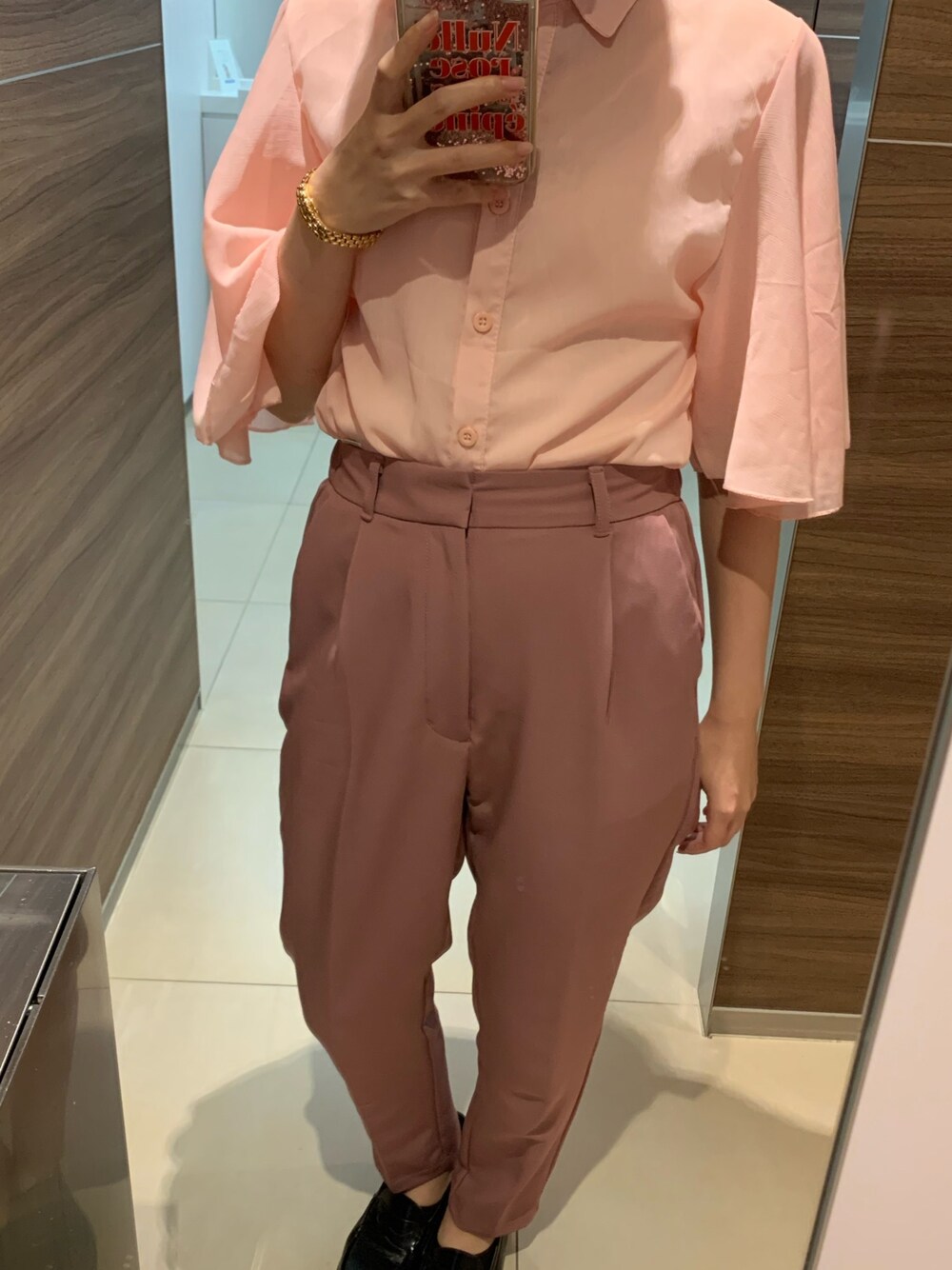 「ラブアンドピース2020、今日のコーデ、おしゃれさんと繋がりたい、ootd、大人コーデ、オフィスカジュアル、ワントーンコーデ、キレイめ、カラーパンツ、オフィススタイル」｜「GUのアイテム（パンツ、ピンク系）」を使った、yuk.さん（レディース・156cm）の秋コーディネートの1枚目の写真