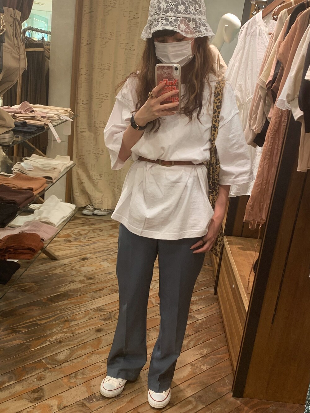 「おしゃれさんと繋がりたい、シンプル、カジュアル、オーバーサイズ、プチプラ、バケットハット、ootd、スラックス、カラースラックス、ブルー」｜「Availのアイテム（トップス、ホワイト系）」を使った、yuk.さん（レディース・156cm）の秋コーディネートの1枚目の写真