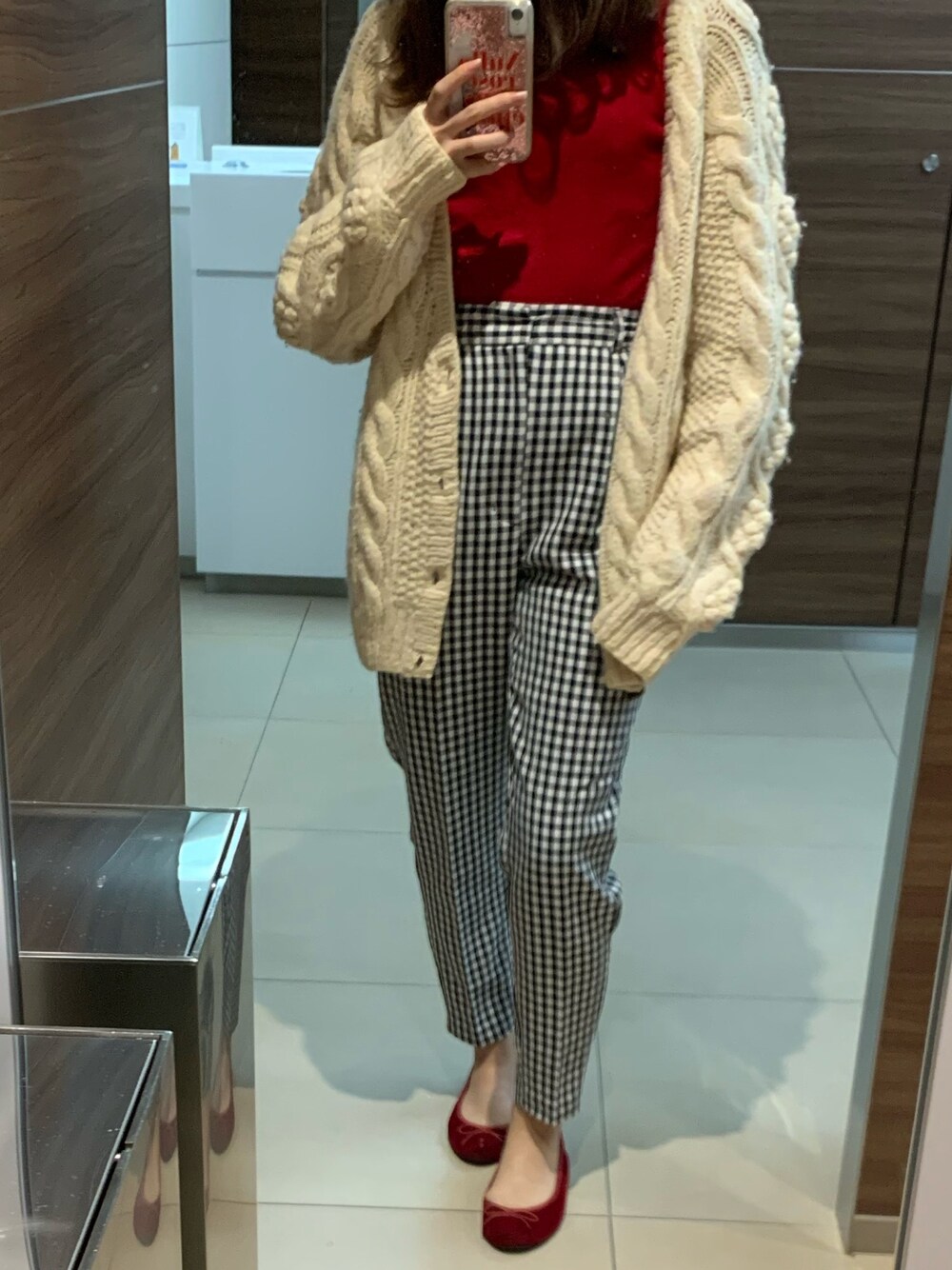 「ootd、オフィスカジュアル、大人カジュアル、ギンガムチェック、タートルネック、赤ニット、ニットカーディガン、バレエシューズ、冬コーデ、おしゃれさんと繋がりたい」｜「GUのアイテム（パンツ、ブラック系）」を使った、yuk.さん（レディース・156cm）の秋コーディネートの1枚目の写真