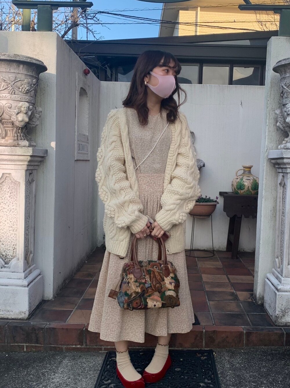 「休日コーデ、ゆるコーデ、古着、ヴィンテージ、お洒落さんとつながりたい、ロングワンピース、ootd、バレエシューズ、カーディガン、古着MIX」｜「usedのアイテム（ワンピース、ピンク系）」を使った、yuk.さん（レディース・156cm）の冬コーディネートの1枚目の写真