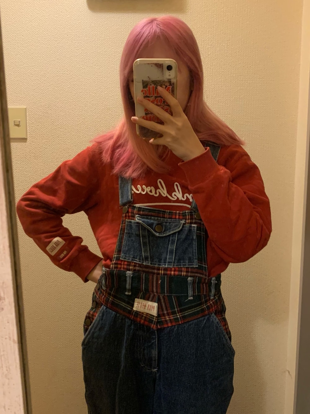「pinkhouse、古着、サロペット、オーバーオール、古着MIX、ストリート、レトロ、ヴィンテージ、ootd」｜「PINKHOUSEのアイテム（スウェット、レッド系）」を使った、yuk.さん（レディース・156cm）の冬コーディネートの1枚目の写真