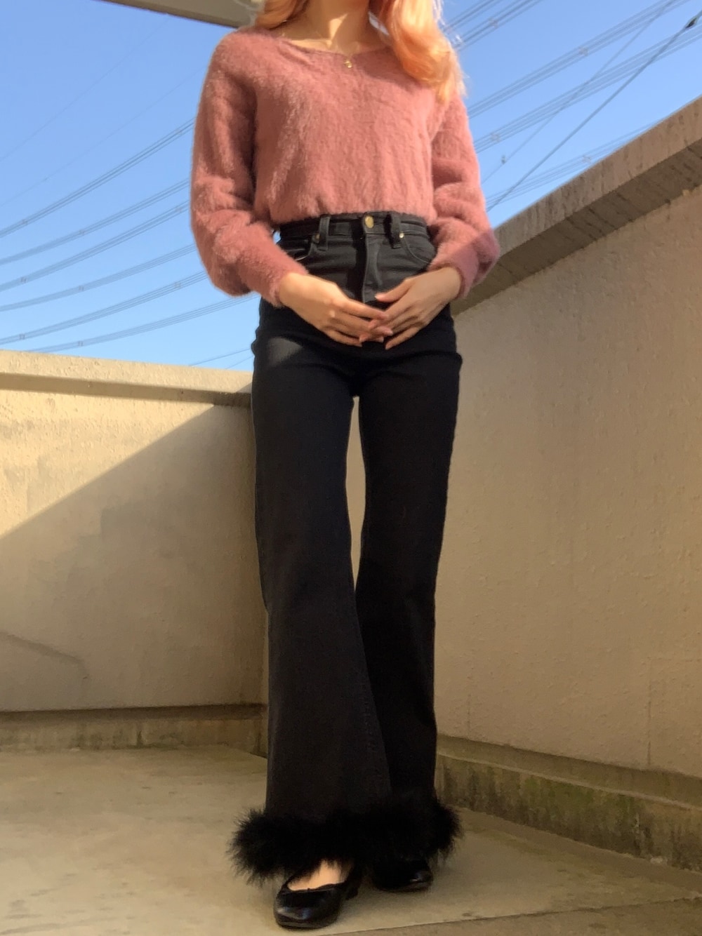 「ファー、休日スタイル、オトナカジュアル、シンプルコーデ、パンツスタイル、きれいめカジュアル、デニムパンツ、ootd、ファーデニム、epine」｜「épineのアイテム（デニムパンツ、ブラック系）」を使った、yuk.さん（レディース・156cm）の春コーディネートの1枚目の写真