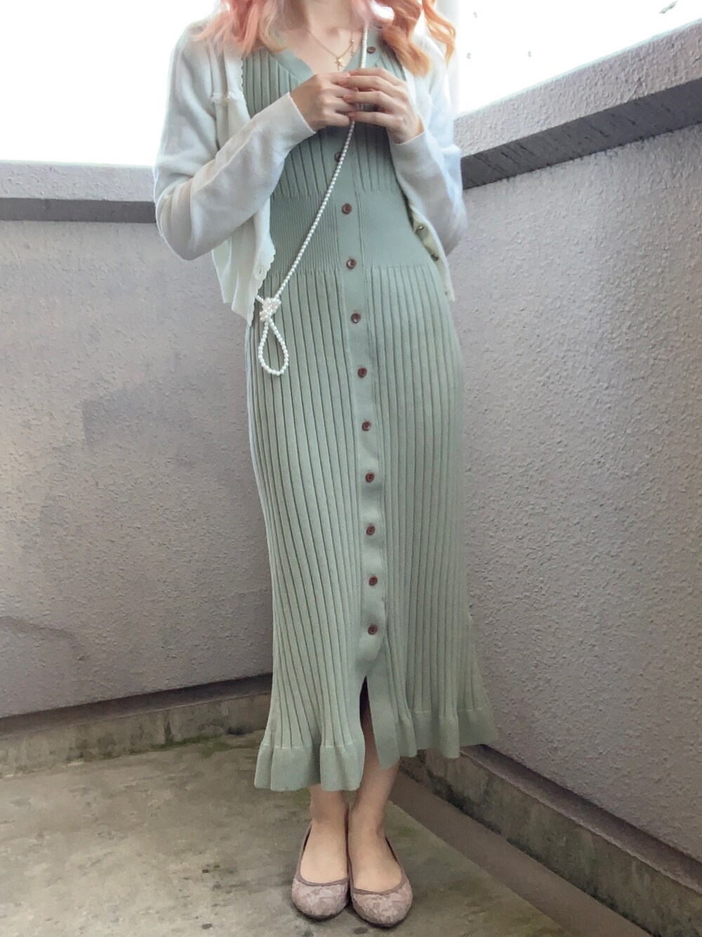 「春コーデ、snidel、ミントグリーン、初夏コーデ、大人コーデ、キレイめ、お洒落さんとつながりたい、ootd、ワンピーススタイル、春夏コーデ」｜「SNIDELのフロントボタンニットワンピース（ワンピース、グリーン系）」を使った、yuk.さん（レディース・156cm）の春コーディネートの1枚目の写真