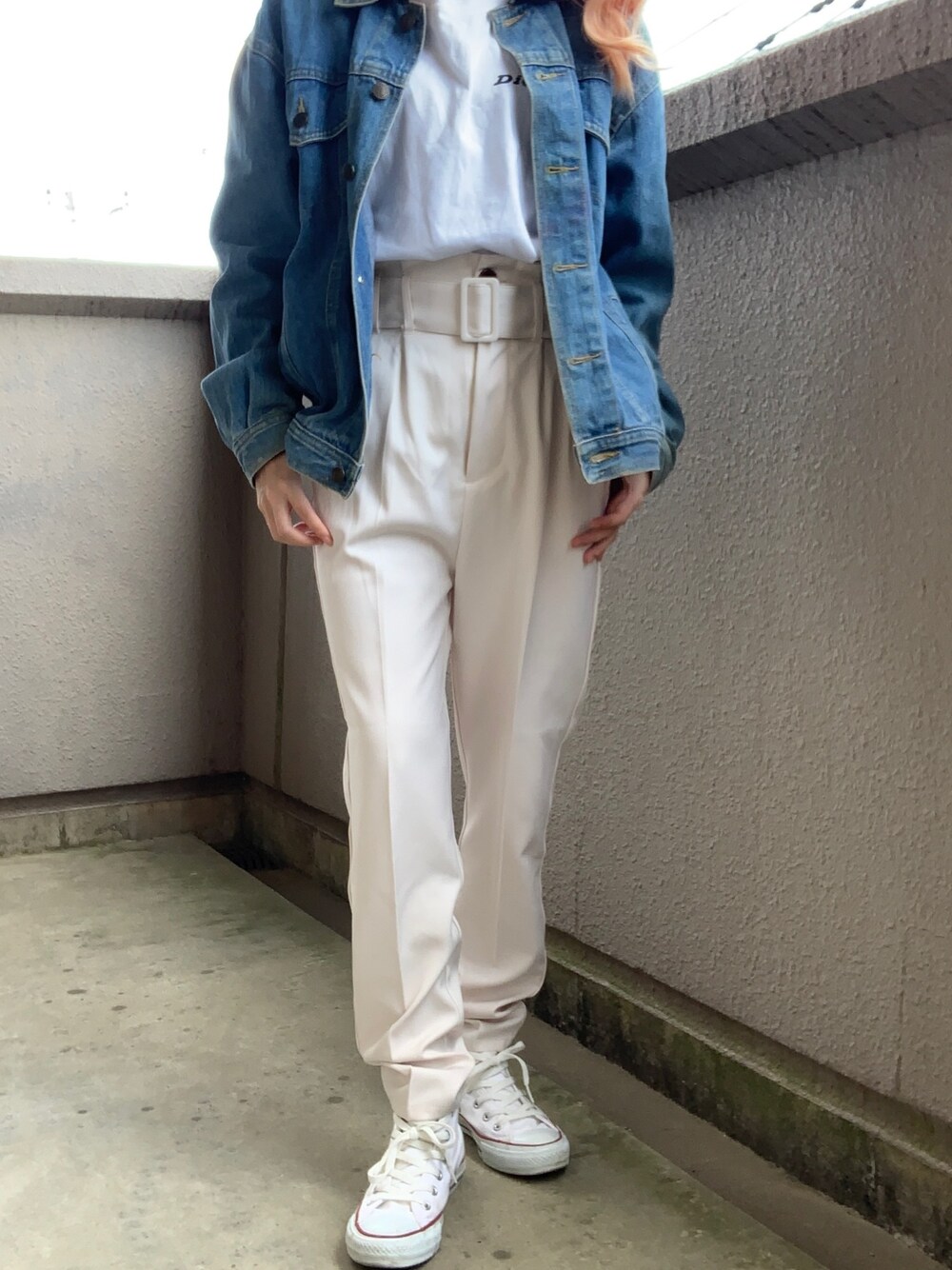 「ホワイト、カジュアルコーデ、ラクチンコーデ、スラックス、シンプル、スニーカー、ootd、お洒落さんとつながりたい、ストリート、古着」｜「GRLのスクエアバックルベルト付きテーパードパンツ（その他パンツ、ホワイト系）」を使った、yuk.さん（レディース・156cm）の春コーディネートの1枚目の写真
