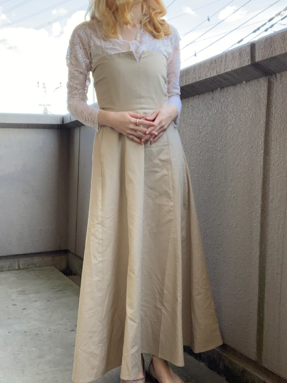 「ベージュ、レーストップス、anywayワンピース、ootd、シンプル、カジュアルコーデ、ラクチンコーデ、初夏コーデ、お洒落さんとつながりたい、春夏コーデ」｜「mysticのanyway ワンピース（ワンピース、ベージュ系）」を使った、yuk.さん（レディース・156cm）の春コーディネートの1枚目の写真