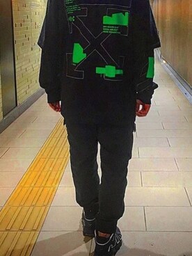 「off white（オフホワイト）のアイテム（T Shirts、ブラック系）」を使った、おちゃづけ。さん（メンズ・170cm）の夏コーディネート