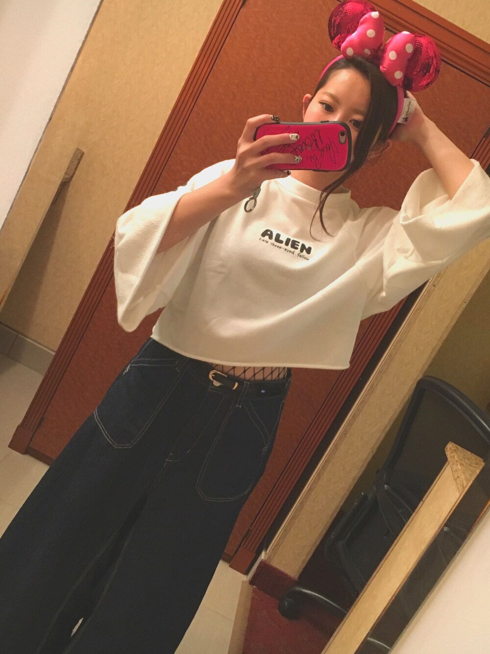 「ディズニー、カリフォルニア、アメリカ、シンプルコーデ、リトルグリーンメン、california、disney、Disneyland」｜「AS KNOW AS plusのアイテム（Tシャツ/カットソー、ホワイト系）」を使った、a y a さん（レディース・157cm）の冬コーディネートの1枚目の写真