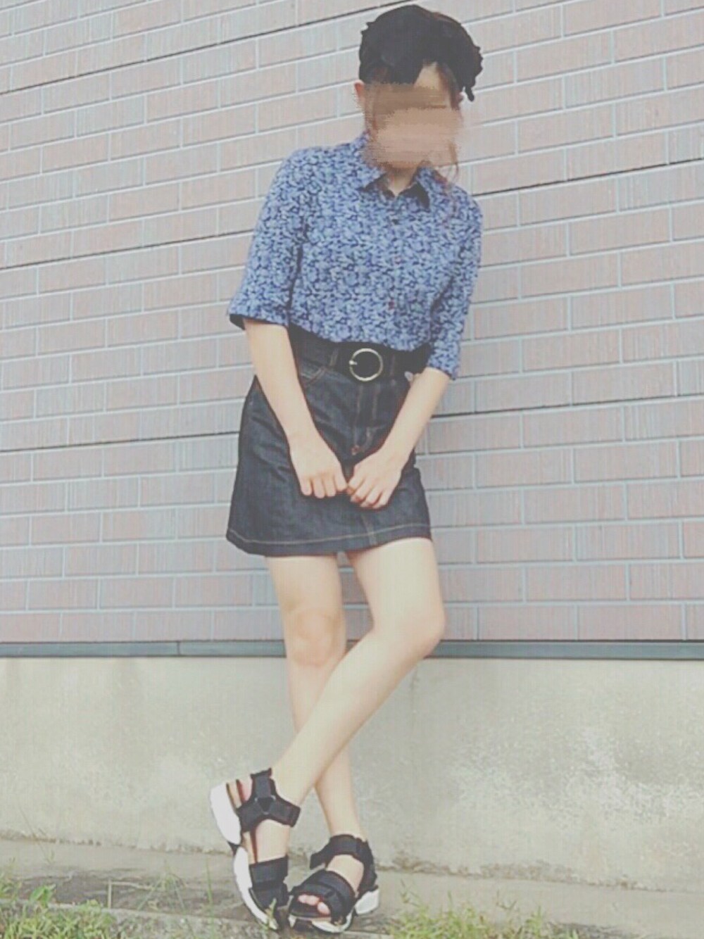 「おしゃれさんと繋がりたい、ootd、スニーカーサンダル、古着、柄シャツ、小花柄、カジュアルコーデ」｜「studio CLIPの2WAYリボンヘアバンド（ヘアバンド、ブラック系）」を使った、a y a さん（レディース・157cm）の夏コーディネートの1枚目の写真