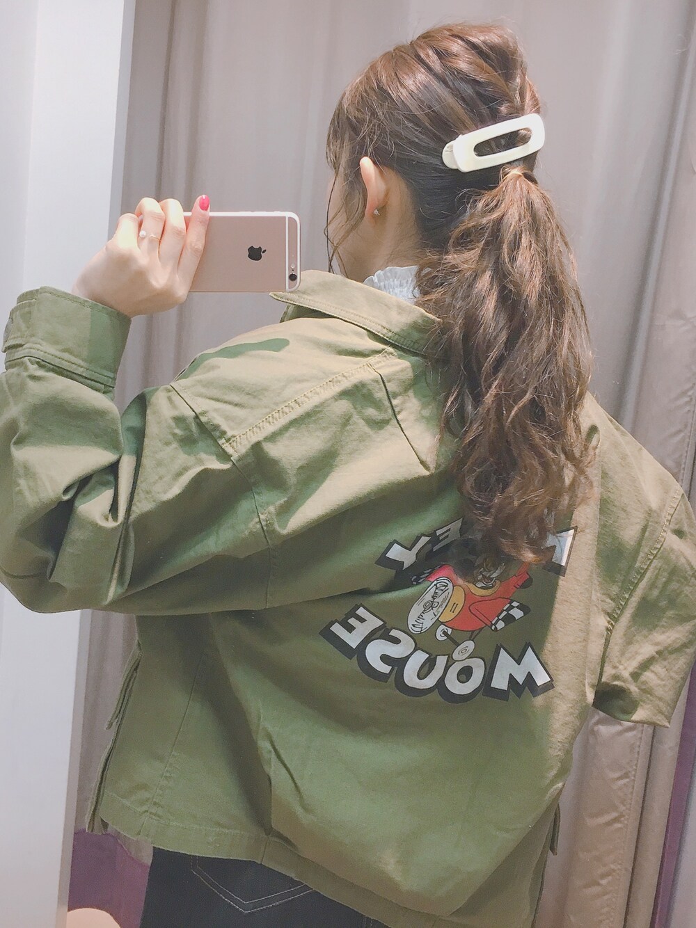 「休日スタイル、シンプル、カジュアルコーデ、春、春コーデ、ミッキー、ヘアクリップ、ゆるコーデ」｜「Rodeo CrownsのMickey ファティーグ ジャケット（ミリタリージャケット、グリーン系）」を使った、a y a さん（レディース・157cm）の春コーディネートの1枚目の写真