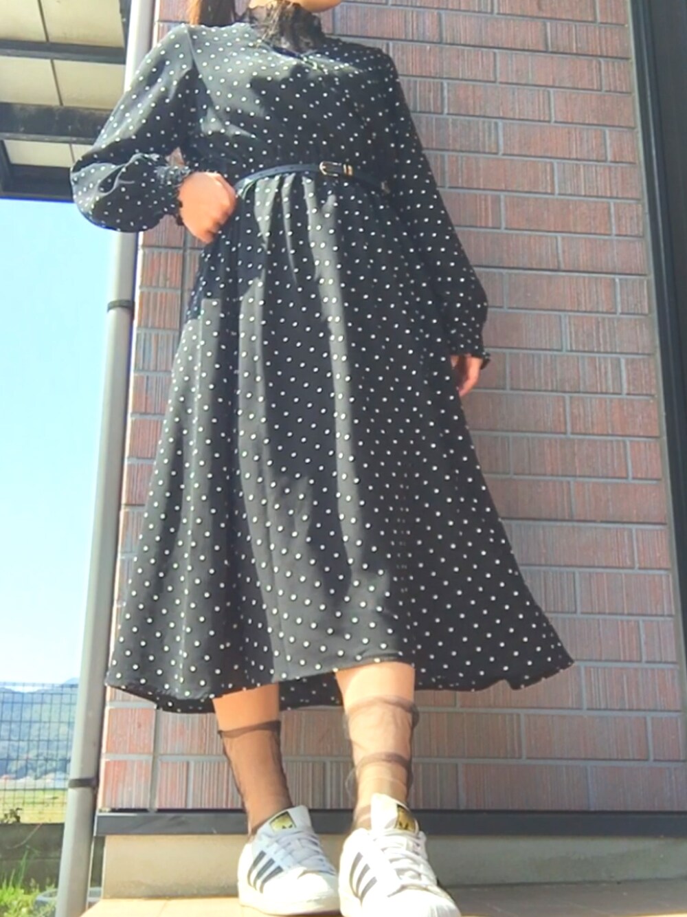 「春コーデ、シンプル、プチプラ、黒、スニーカーコーデ、ワンピース、ドット、シースルー」｜「GUのアイテム（ワンピース、ブラック系）」を使った、a y a さん（レディース・157cm）の春コーディネートの1枚目の写真