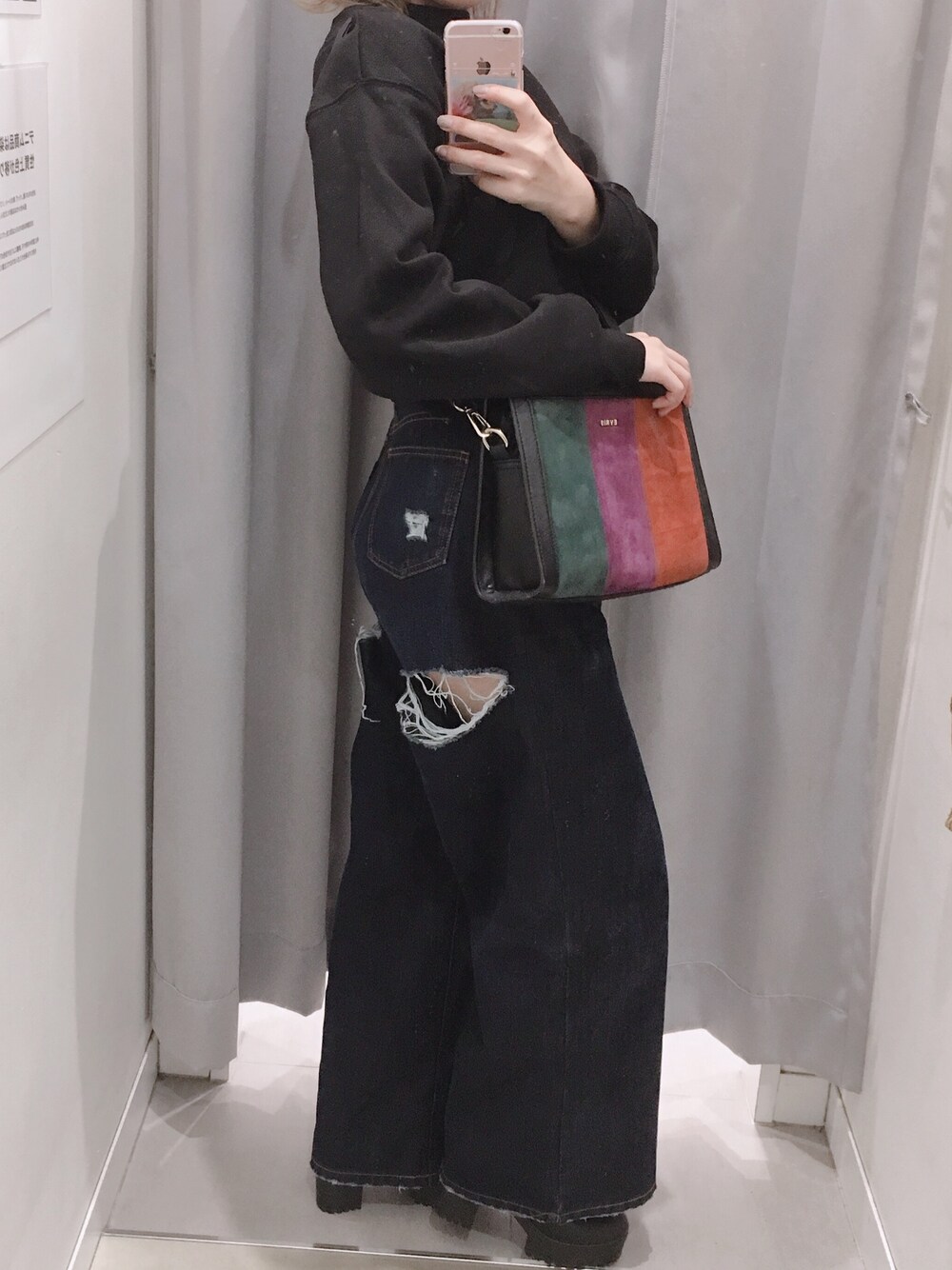 「秋コーデ、大人カジュアル、モノトーンコーデ、スウェット、ラフ、ショートブーツ、ダメージデニムパンツ、EVRIS 」｜「GUのアイテム（スウェット、ブラック系）」を使った、a y a さん（レディース・157cm）の秋コーディネートの1枚目の写真