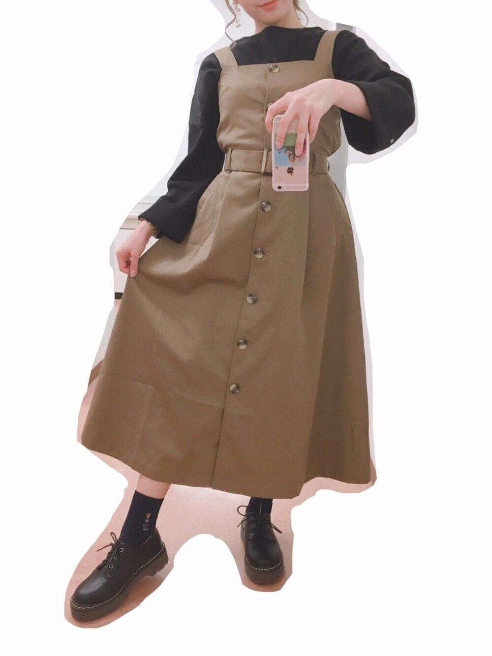「ゆるコーデ、カジュアル、プチプラ、シンプルコーデ、大人コーデ、ニット、トレンチワンピース、マーチン、Lattice、ラティス」｜「earth music&ecologyの・ミラノリブニットプルオーバー(プレーン) ●（ニット/セーター、ブラック系）」を使った、a y a さん（レディース・157cm）の秋コーディネートの1枚目の写真